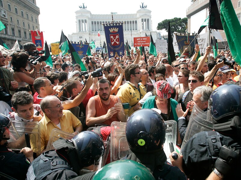 Inwoners van L'Aquila tijdens een protestmars in Rome aan het adres van Berlusconi.