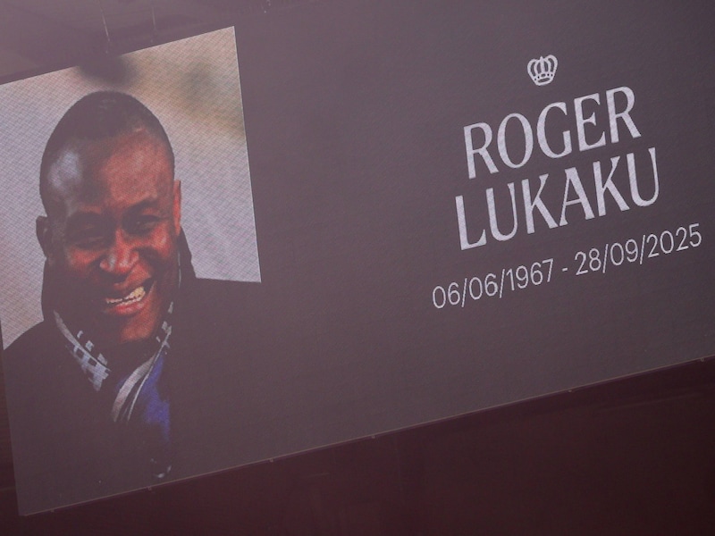 “Dankje aan alle supporters”: Romelu Lukaku drukt appreciatie uit na mooi eerbetoon van Anderlecht-fans aan zijn overleden papa
