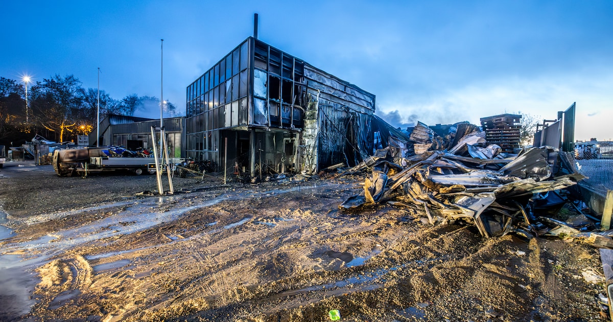 Bedrijf in Hasselt volledig verwoest door uitslaande brand