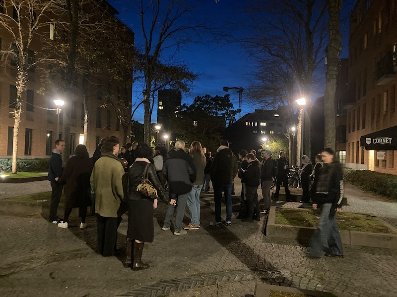 Een vijftigtal links actievoerders kwamen woensdagavond samen op het Joris Helleputteplein in Leuven. 