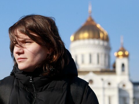 Pussy Riot-lid Yekaterina Samutsevich is voorwaardelijk vrij. Ook al poseerde ze vandaag voor de Moskouse kathedaal, met de actie van vandaag deed ze niet mee.
