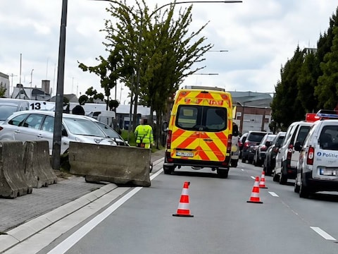 De Slachthuislaan werd deels afgezet na een incident waarbij een auto tegen een betonblok gebold was na een stoot van een vrachtwagen.