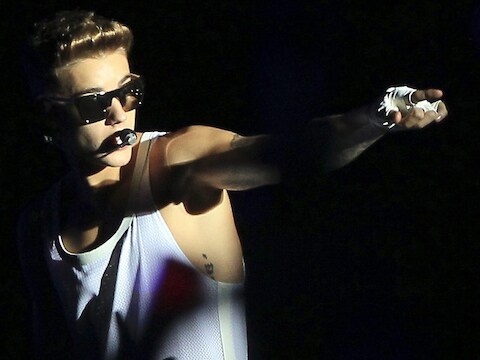Justin Bieber op het podium.