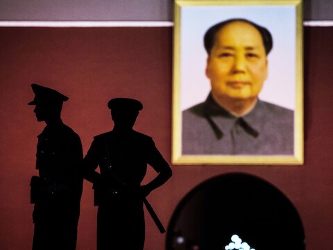 Militairen voor het portret van Mao Zedong op het Plein van de Hemelse Vrede in Beijing