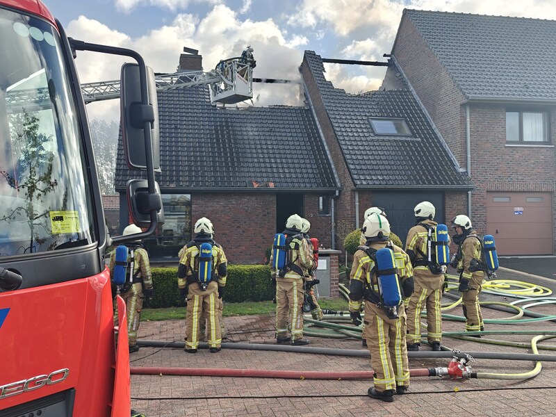 Brandweer Westhoek rukte zondagmiddag massaal uit naar de wijk Ter Heide in Koekelare, waar een hevige brand uitbrak op de zolder van een halfopen woning.