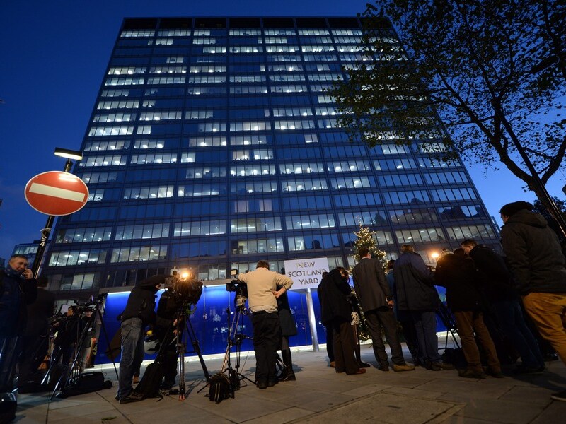 Reporters vatten post voor het hoofdkwartier van Scotland Yard. De zaak veroorzaakt heel wat beroering in Engeland.