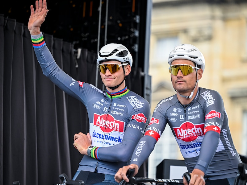 Ook deze beelden gaan viraal: Dillier, ploegmaat van Van der Poel, knalt vol tegen mecanicien Visma-Lease a Bike