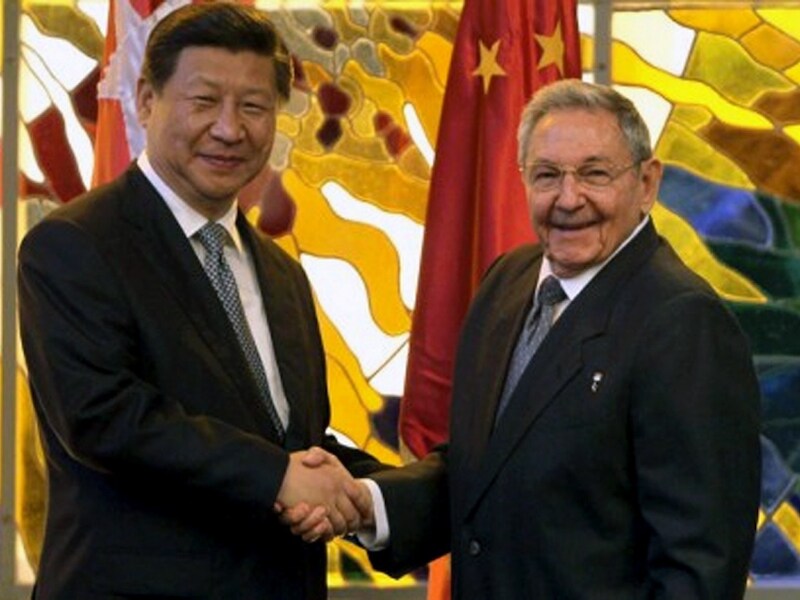 Jinping schudt de hand van Castro in Havana.