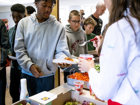 Het fruitbuffet in het Sint Laurens Centrum in Zelzate. 
