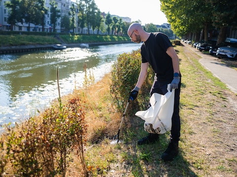 Pieter Van Den Berghe wandelt bijna dagelijks langs de Coupure om zwerfvuil te ruimen. 
