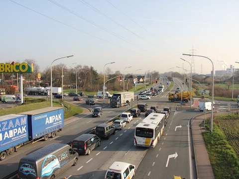 Evergem: Het drukke kruispunt Brico, aan de Zeeschipstraat.
