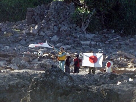 Nationalisten plantten de Japanse vlag gisteren op een van de Senkaku-eilanden.