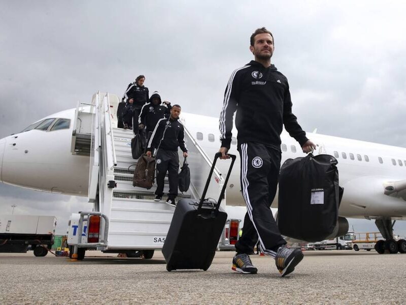 Juan Mata stapt met zijn ploeggenoten van Chelsea op Schiphol uit het vliegtuig.