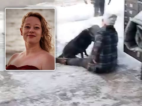 De vrouw van de doodgeschoten Renee Good (inzet) barst in huilen uit.