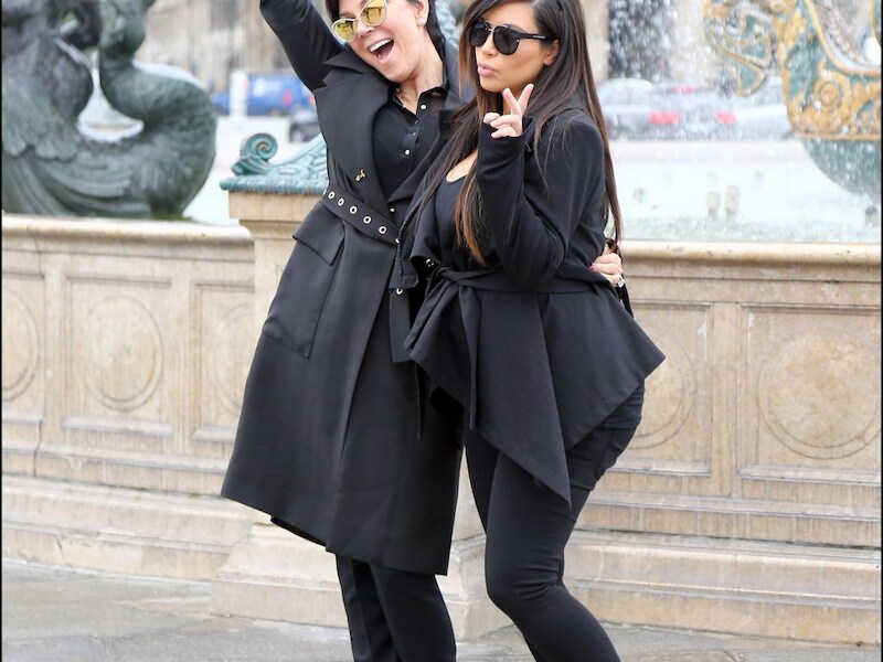 Mama Kris Jenner en Kim Kardashian in Parijs.