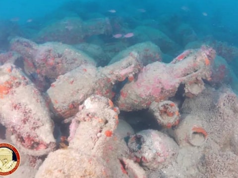 Op de zeebodem liggen honderden amforen, grote aardewerken kruiken die in de Romeinse tijd werden gebruikt om onder meer wijn en olijfolie te vervoeren