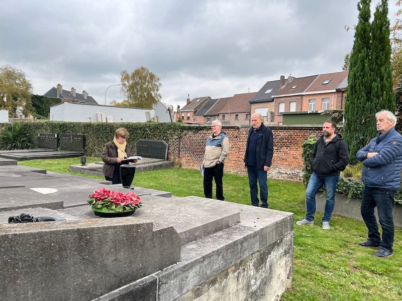 Gids Renée Herremans verzorgt een boeiende wandeling op de Boomse begraafplaats. 