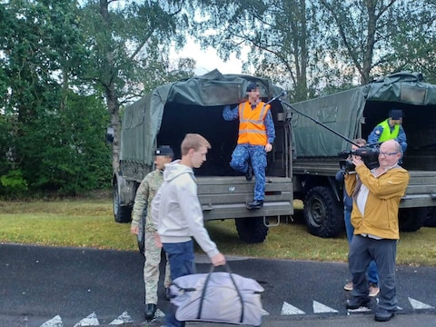 De eerste kandidaten voor het vrijwillig dienstjaar worden verwerlkomd aan de Navy Academy in Sint-Kruis
