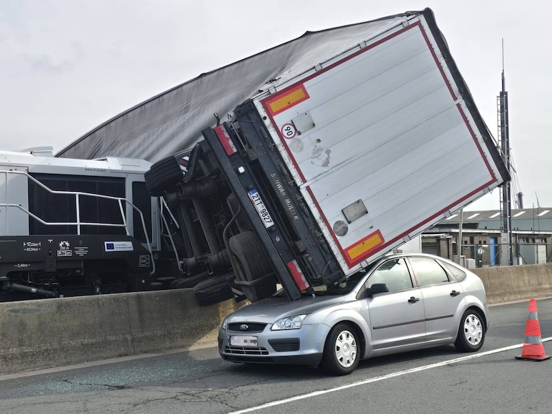 Spectaculair ongeval in Antwerpse haven: trein botst met vrachtwagen, die op auto kantelt