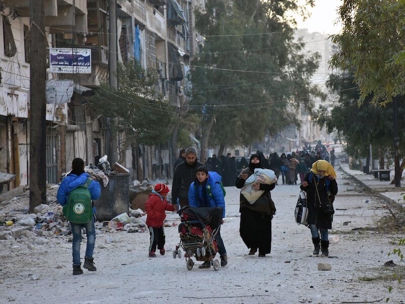 Mensen proberen uit Aleppo weg te vluchten.