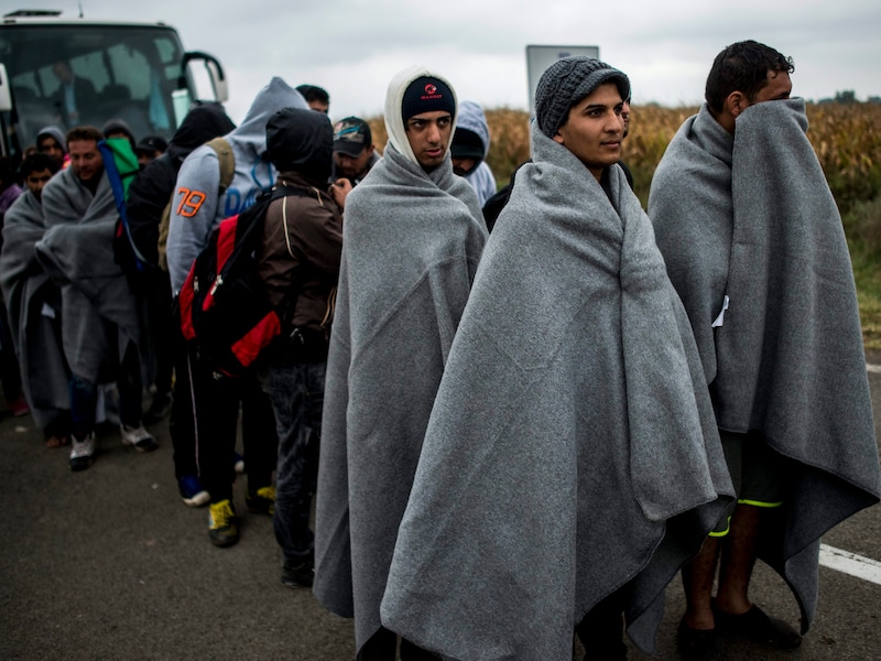 Migranten arriveren per bus in Kroatië.