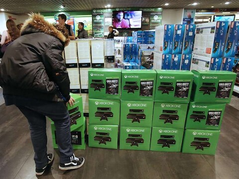 De Xbob One in een winkel in Parijs.