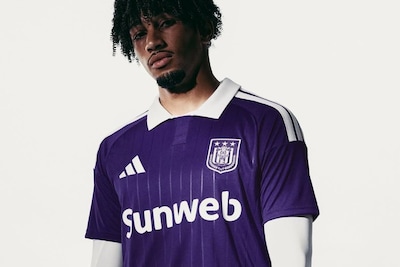 Zijn dit de nieuwe thuisshirts van Anderlecht? Nathan Saliba lijkt eerste truitjes van Adidas-tijdperk per ongeluk te lekken