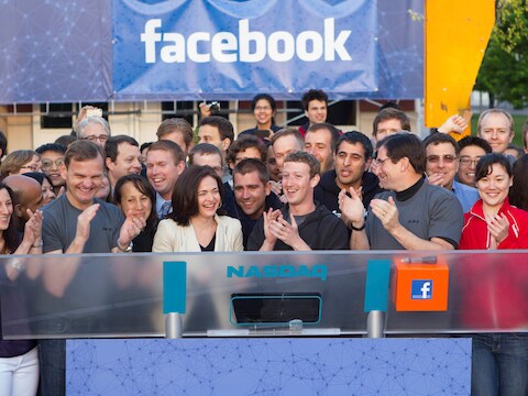 Mark Zuckerberg (c.) bij de introductie van Facebook op de beurs.