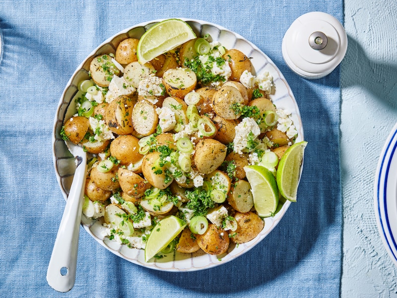 Maak je bbq nog lekkerder met deze krieltjessalade met witte kaas