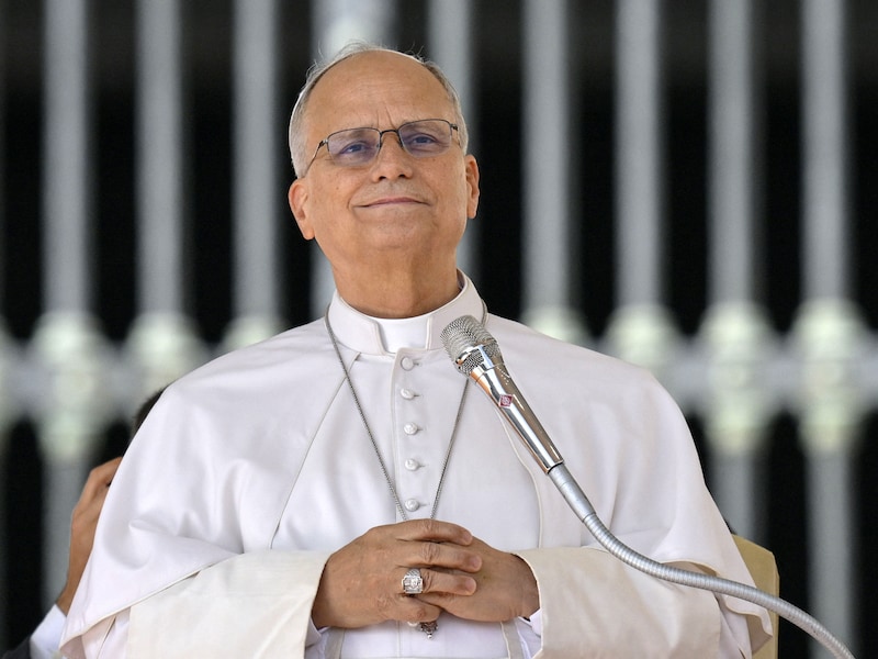 Paus Leo XIV op het Sint-Pietersplein in Vaticaanstad. (21/10/26) 