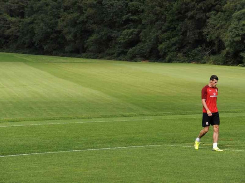Gareth Bale gisteren op de training bij Wales, in de buurt van Cardiff. Vrijdag speelt zijn land tegen Macedonië.