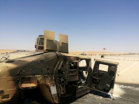 Een door strijders van ISIS vernielde Humvee van het Iraakse regeringsleger, nabij Mosoel.