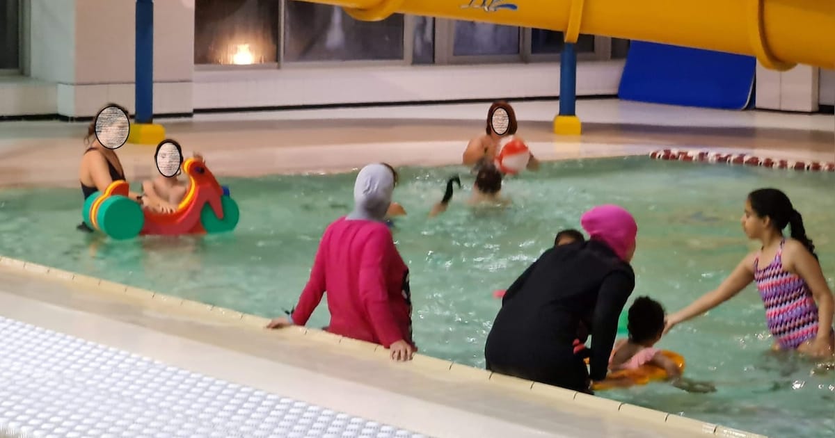 Moslima's in het zwembad Ter Leie in Wervik
