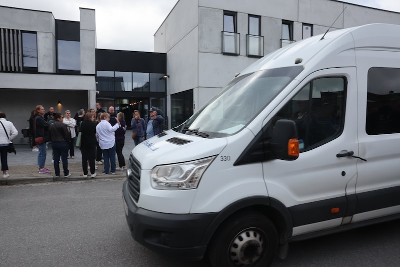 Het busje van 't Ros Beiaard, met een rouwlint aan de klink.
