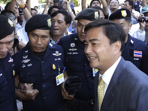 Ex-premier Abhisit Vejjajiva meldde zich vandaag bij de politie.