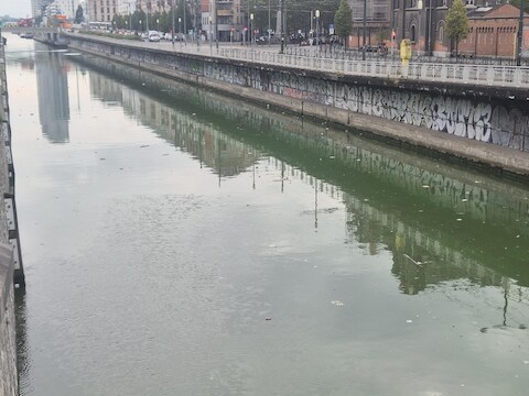 Het Brusselse kanaal ligt er verloederd bij.
