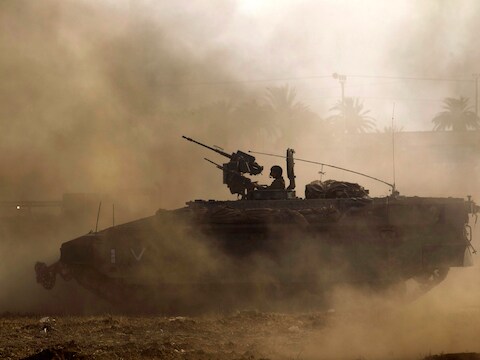 Een Israëlische tank aan de grens met Gaza.