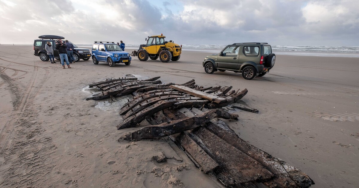 250 jaar oud scheepswrak spoelt aan op Nederlands strand