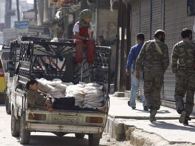 Kinderen verkopen brood in Aleppo.