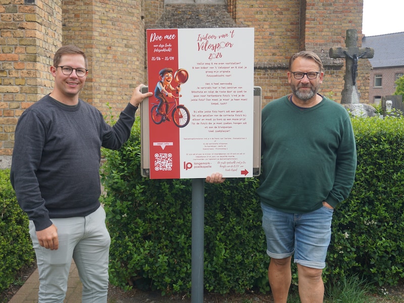 Schepen Brecht Bogaert en deskundige toerisme Jo Lottegier bij de start van fotozoektocht Isidoor van ‘t Velospoor.
