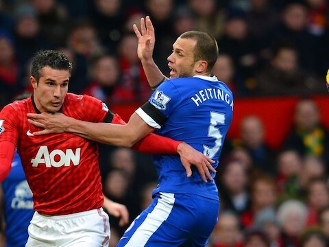 John Heitinga (rechts) namens Everton in duel met Robin van Persie van Manchester United.