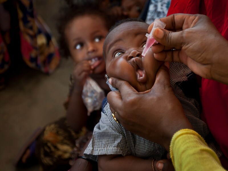 Een kindje wordt gevaccineerd tegen polio in Mogadishu. (archieffoto)