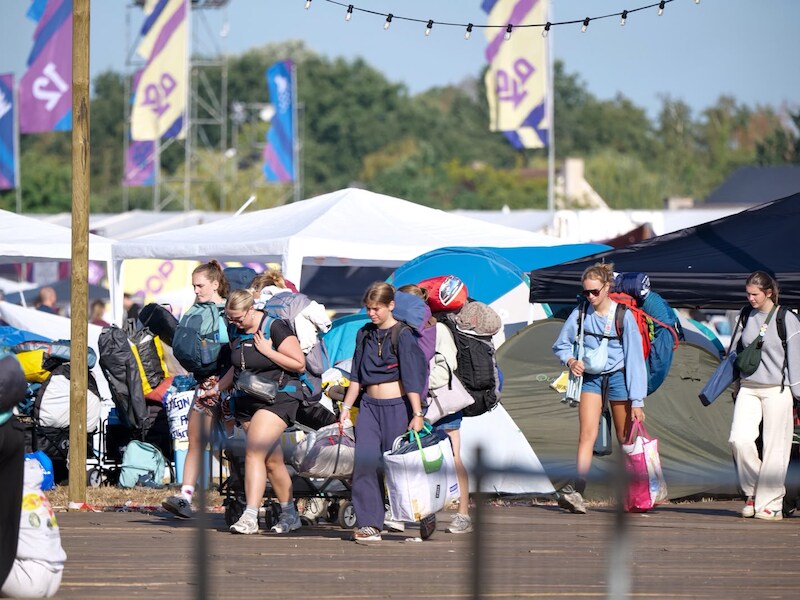 Moe maar voldaan verlaten duizenden Pukkelpoppers de camping: “Nog 4,5 uur rijden? Dat is het absoluut waard”