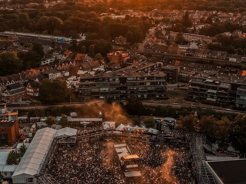 De 51e Lokerse Feesten zijn halfweg. Droneshot van de Grote Kaai.