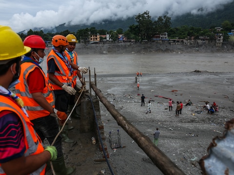 Twee mensen levend gered negen dagen na plotse overstromingen in Nepal: “Nog meer stemmen te horen”
