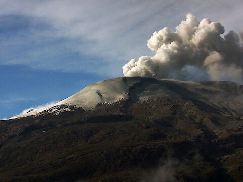 De vulkaan Nevado del Ruiz is verantwoordelijk voor de zwaarste natuurramp in de geschiedenis van Colombia. In 1985 stierven na een uitbarsting 25.000 van de 27.000 inwoners in de stad Armero.