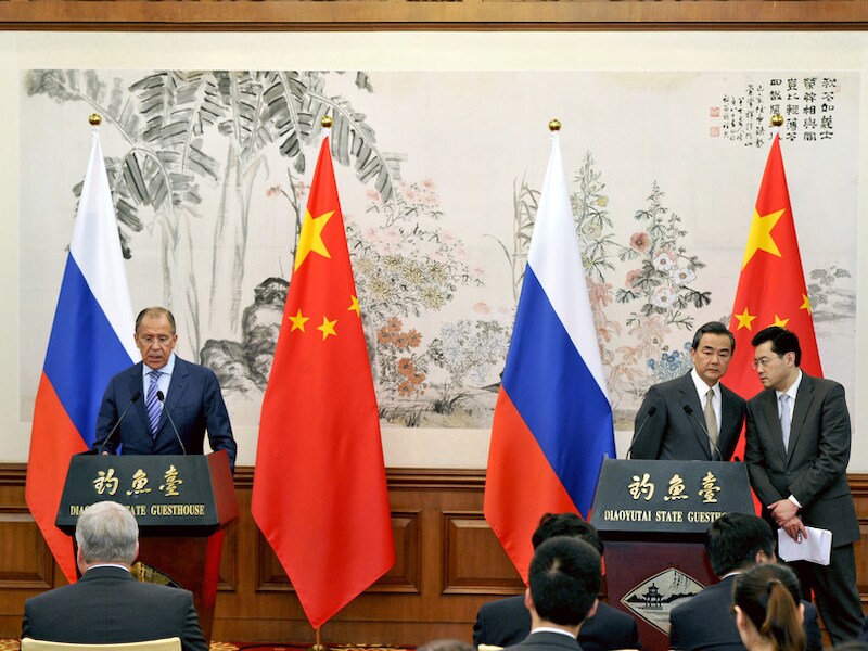 Lavrov (links) bij z'n bezoek aan China.