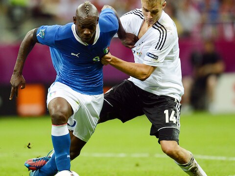 Holger Badstuber in duel met Mario Balotelli.