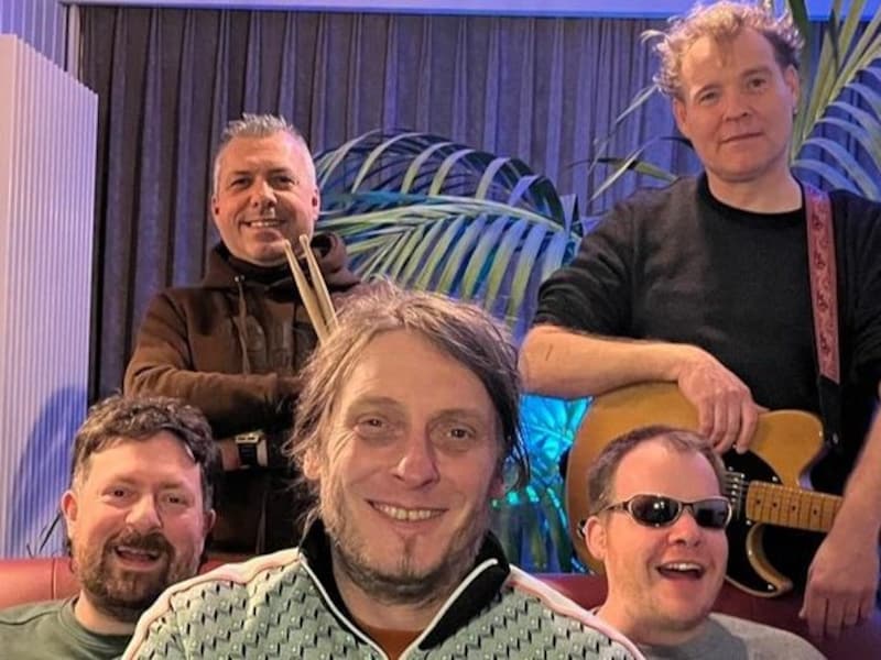 Coverband ‘Meisjes’ trapt Vredefeesten af in café De Gouden Poort: “Eerbetoon aan het oeuvre van Raymond van het Groenewoud”
