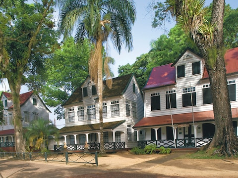 Houten huizen in koloniale stijl nabij Fort Zeelandia. Het fort ontstond in de 17de eeuw toen de Nederlanders een handelsmissie stichtten nabij het indianendorp Parmirbo, het latere Paramaribo.
